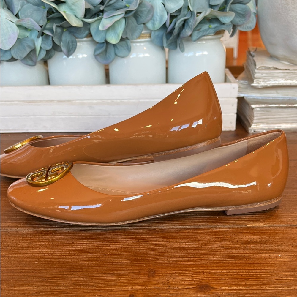 Tory Burch Chelsea Ballet Patent Leather Flats with Gold Logo Umber - Picture 6 of 9